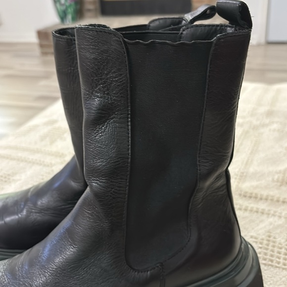 Steve Madden Buxton Chelsea Boot
Leather & textile upper slip stretch gores Sz 9 - Picture 11 of 14